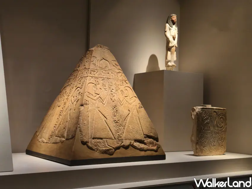▲現場展示古埃及文物,包括霍尼佛的金字塔頂石,也可以近距離看到精緻的雕刻工藝。(攝影:鄭雅之)