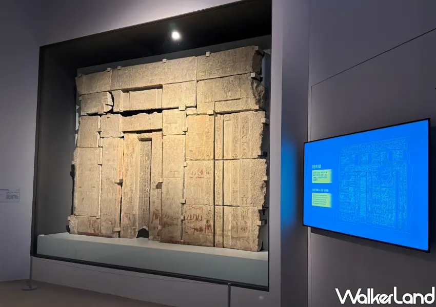 ▲這座高近2.5公尺、寬逾3公尺的「烏里倫普塔墓室的祭堂牆面」,是了解古埃及對死後世界想像的重要依據。(攝影:鄭雅之)