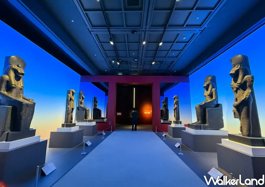 ▲埃及之王法老展透過光影和古埃及文物擺設,打造沈浸式逛展體驗。(攝影:鄭雅之)