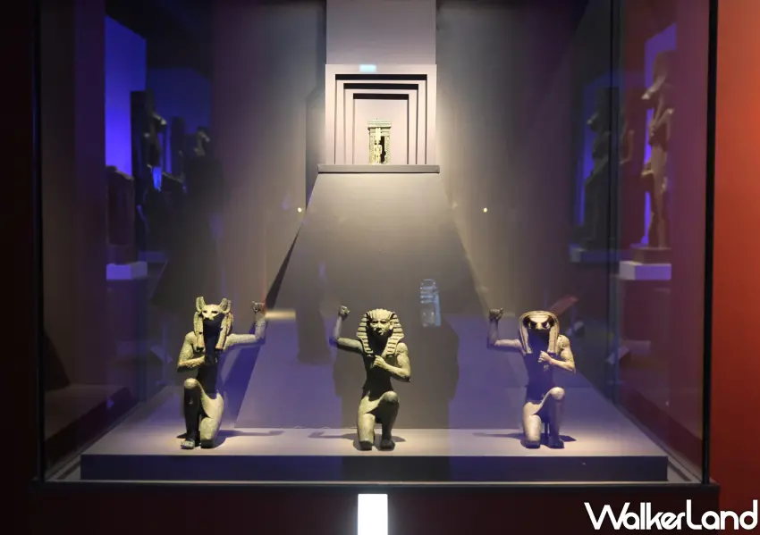 ▲國王和神祇歡慶的塑像,中間是一位國王,左右為豺狼首的「尼肯之荷魯斯」與隼首「佩之荷魯斯」,象徵統一前上下埃及古都靈魂。(攝影:鄭雅之)