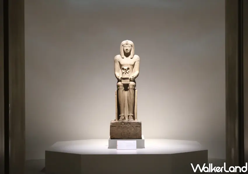 ▲巨大的「塞提二世王權坐像」在光影中顯得格外莊嚴,作為大英博物館保存最完整的法老雕像。(攝影:鄭雅之)