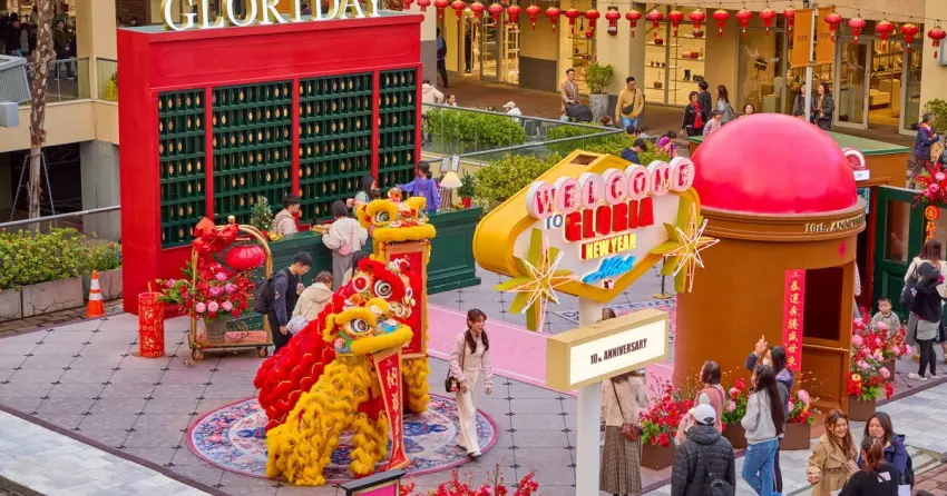 2026春節走春必訪！華泰名品城打造唐人街飯店、巨型馬年麻將舞台。