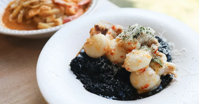 桃園景觀餐廳爆紅！龍潭美食推薦 The畔 湖景第一排超美，純白系建築超好拍。