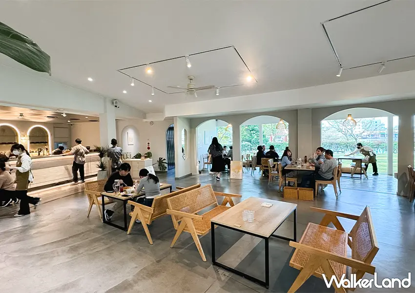 ▲桃園景觀餐廳爆紅!龍潭美食推薦 The畔 cafe&dining 湖景第一排超美,純白系建築超好拍。