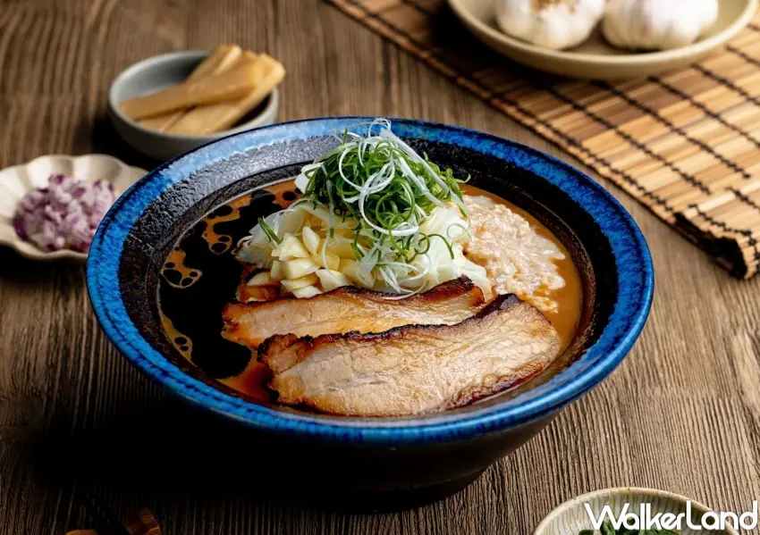 ▲樂麵屋冬季限定究極黑麻油蒜拉麵，以濃厚蒜香與黑麻油湯頭主打暖胃系拉麵。