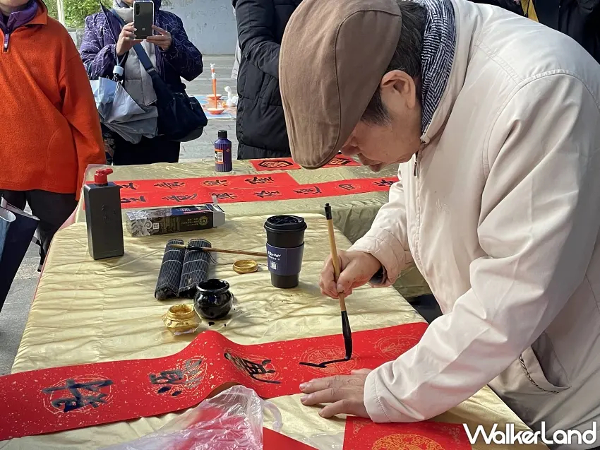 ▲2月7日來碧潭帶走客製春聯,用手寫的溫度,開啟馬到成功的一年。(圖為2025贈春聯活動資料照)。圖/新北市政府觀光旅遊局提供;窩客島整理