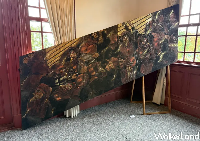 ▲圓山站免費展覽必看亮點！畫中主角多頭戴烏鴉面具或其他面具造型，希望觀眾藉由主角動作感受畫作。(攝影：鄭亦庭)