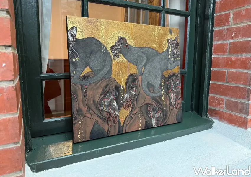 ▲圓山站免費展覽！展覽涵蓋圓山別邸2層樓空間，作品擺放在古蹟窗邊、爐前。(攝影：鄭亦庭)