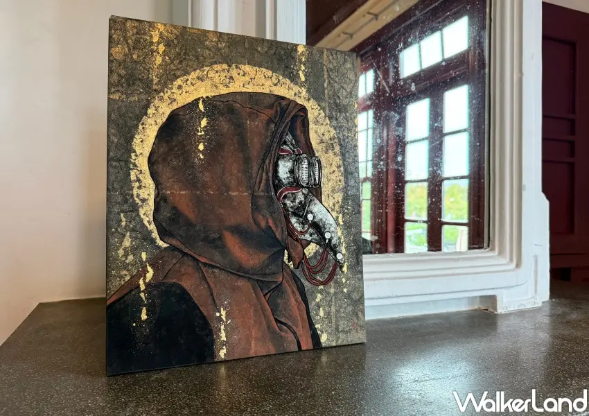 ▲圓山站免費展覽必看亮點！畫中主角多頭戴烏鴉面具或其他面具造型。(攝影：鄭亦庭)