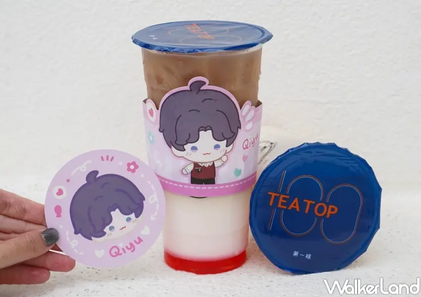 ▲聯名主打飲品「玫瑰鮮奶茶」升級使用櫻島家鮮乳,活動期間出示《戀與深空》遊戲 UID,即可享聯名套餐折抵 5 元優惠,並可預購限定男主徽章。