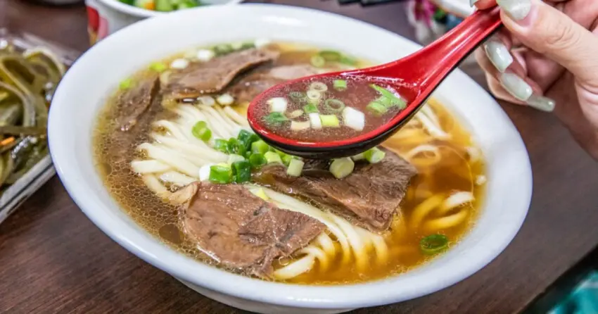 ▲鹽埕區排隊名店「港園」,以用料實在聞名,光是牛肉份量就誠意十足。(部落客:大手牽小手。玩樂趣)