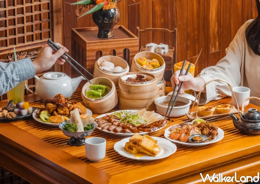 ▲路易莎「隱岳閣」規劃吃到飽「飲茶無限區」，餐檯集結熱鍋、腸粉、燉湯與燒臘等港式料理。