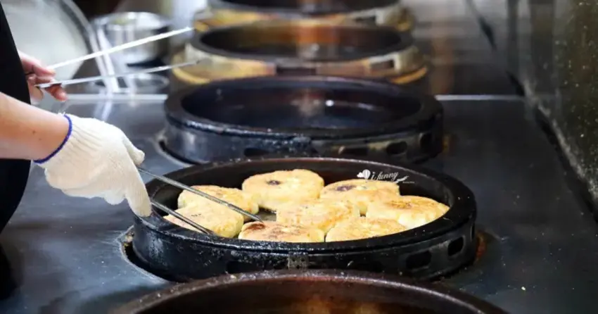 南港老眷村煎餅在地推薦，現桿酥脆蘿蔔絲餅必吃，撒胡椒粉超對味。