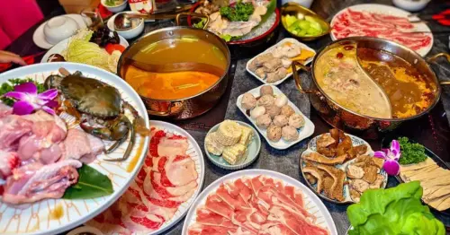 老撈麻辣火鍋大稻埕古蹟醫院，雞煲蟹新菜加沙公，黃仁勳也愛吃。