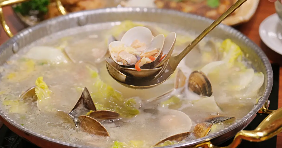 隱藏優惠送一斤文蛤！中山區港式火鍋「如嫦」新開，卜卜蜆 港式雞煲推薦。