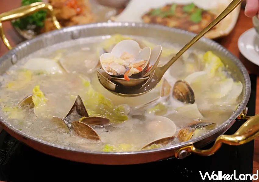 ▲卜卜蜆系列選用雲嘉產地直供的優質文蛤,每鍋文蛤重量高達一斤半,且規格皆為九分以上的大尺寸。(攝影:鄭雅之)