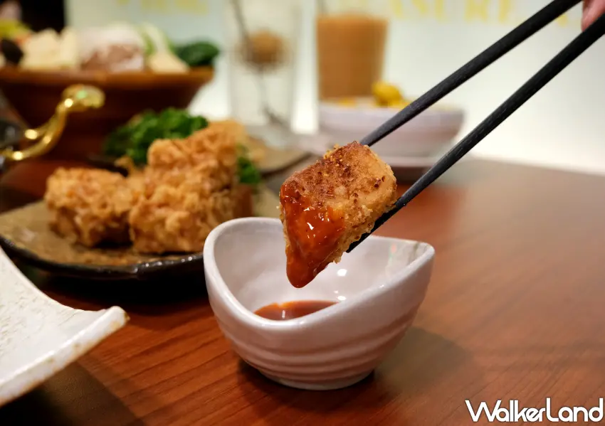 ▲選用高比例鮮白蘿蔔製成的港式鹹蛋黃蘿蔔糕,搭東泉辣椒醬。(攝影:鄭雅之)