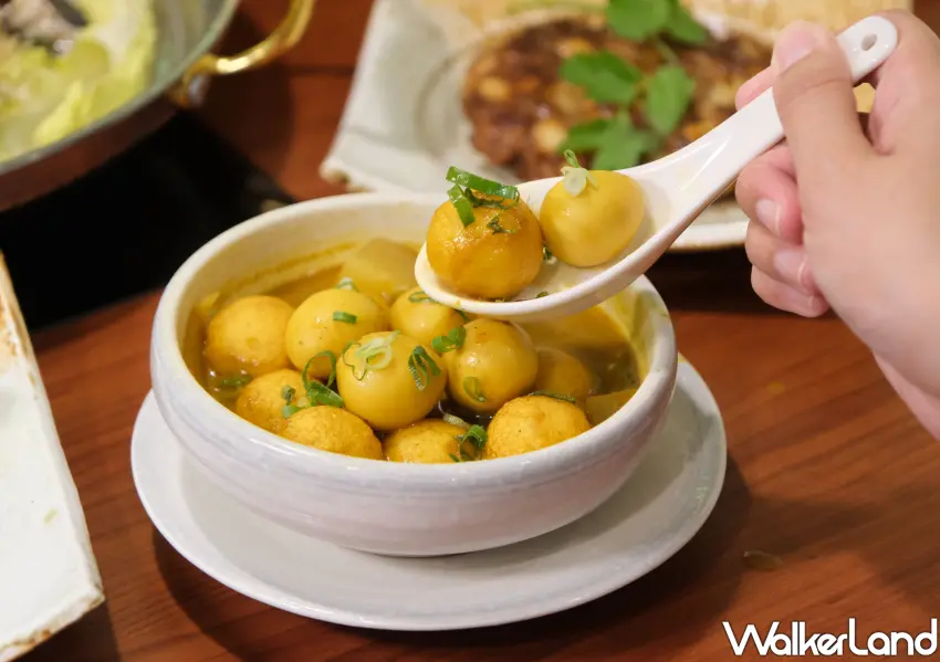 ▲港式辣味咖哩雙蛋則以香港進口油咖哩為底,融入椰奶與淡奶,呈現絲滑且溫和的辛香感。(攝影:鄭雅之)