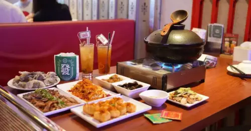 東區新開幕香港大排檔復古風！「梁香好港式雞煲 」，道地港式火鍋一鍋兩吃。