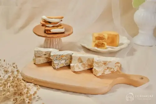 台北五十年老店凱樂烘焙，韓國觀光客瘋搶牛軋餅，春節禮盒首選。