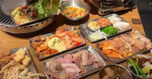 新竹湖口肉大叔韓式燒烤，568元火烤兩吃，炸雞熱炒無限供應。