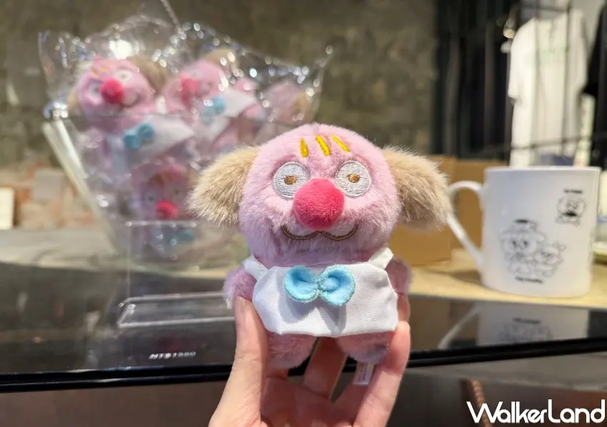 ▲台北免費展覽周邊!藝術家peiyuuuue創作的狗狗毛絨娃娃。(攝影:鄭亦庭)