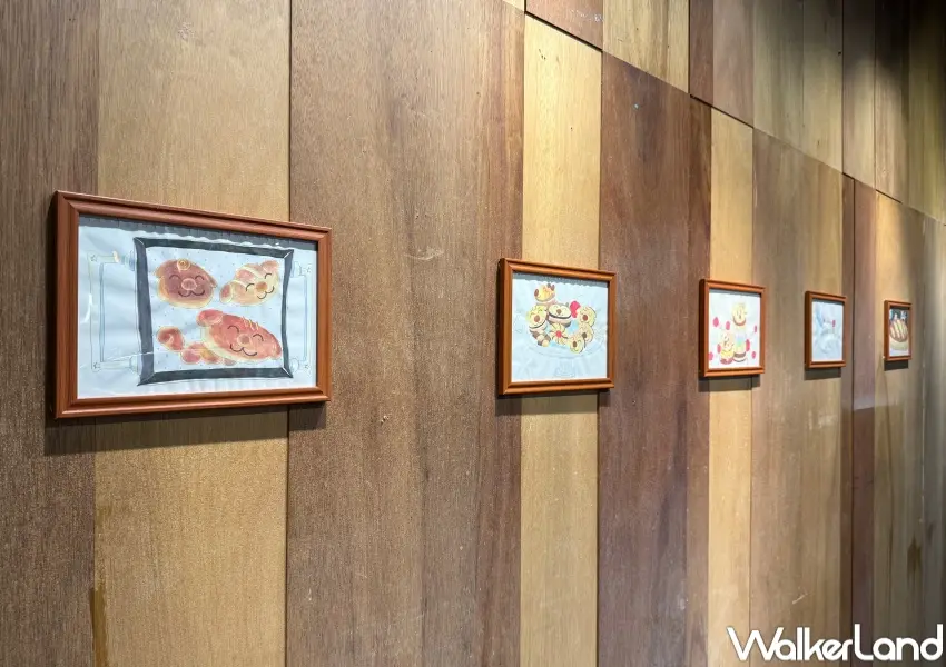 ▲台北免費展覽在咖啡廳牆面上展出狗狗麵包、甜點系列插畫。(攝影:鄭亦庭)