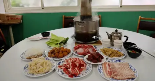 台北古亭台電勵進餐廳，600元酸菜白肉鍋吃到飽，炭火長煙囪懷舊老味道。