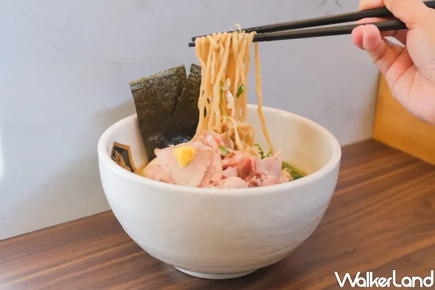 ▲麵魚真鯛拉麵湯頭以愛媛縣宇和島產真鯛魚骨慢熬6小時，呈現清湯與濃湯兩種層次。（攝影：張人尹）