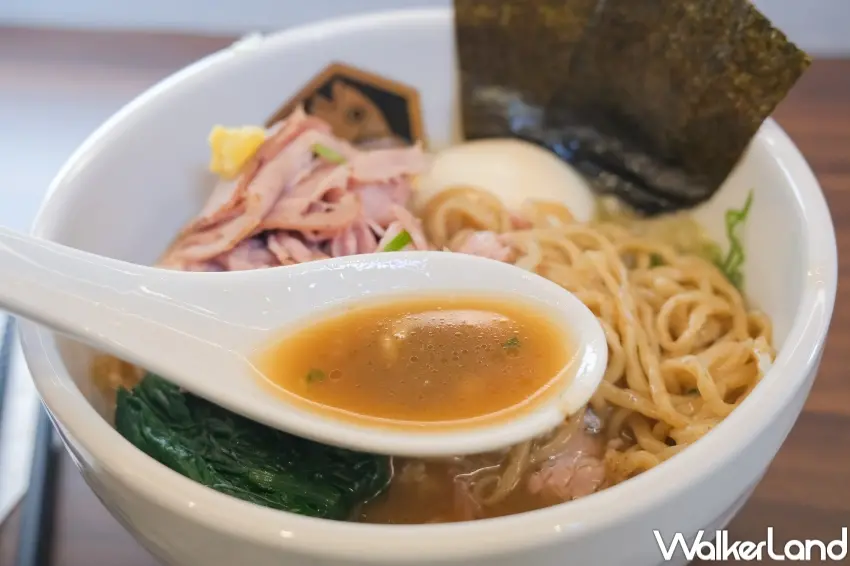 ▲麵魚依魚骨部位分工熬湯，清湯清甜、濃湯厚實，完整保留真鯛海味輪廓。（攝影：張人尹）