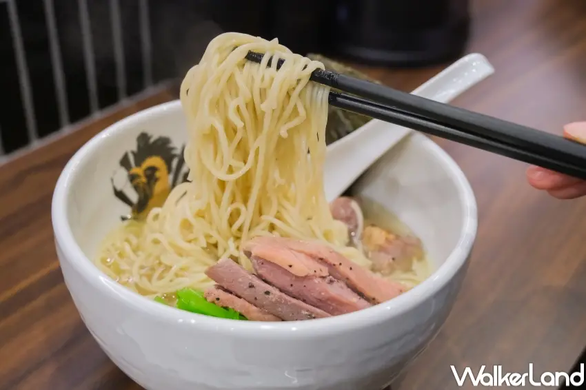 ▲滿雞軒以100%鴨高湯為特色，將鴨架慢熬，呈現清爽卻帶有鴨肉香氣的湯頭風格。（攝影：張人尹）