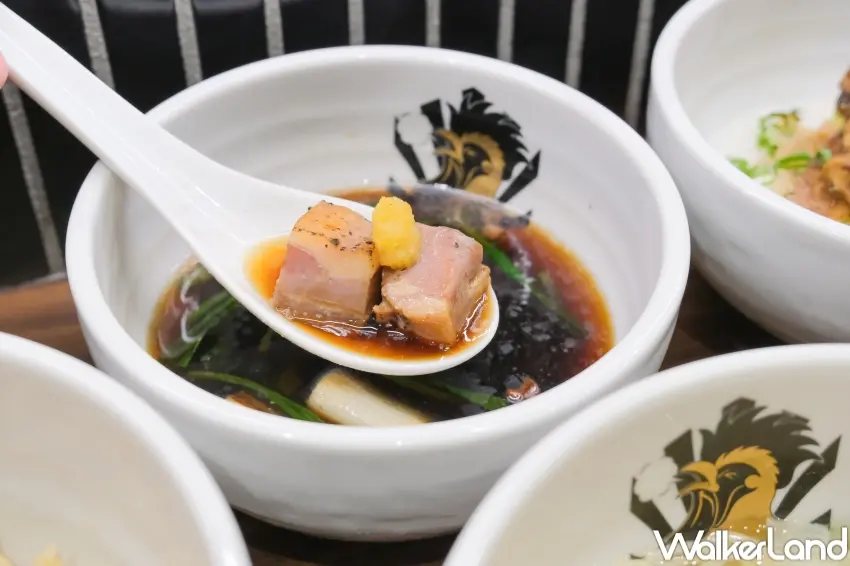 ▲滿雞軒提供鹽味與醬油湯底選擇，並以鴨油與松露油點綴層次。（攝影：張人尹）