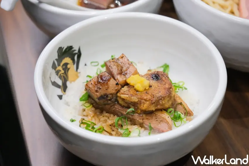 ▲滿雞軒每日限量滿雞丼，集結鴨胸、鴨腿與現煎鴨肝，是不少粉絲鎖定品項。（攝影：張人尹）