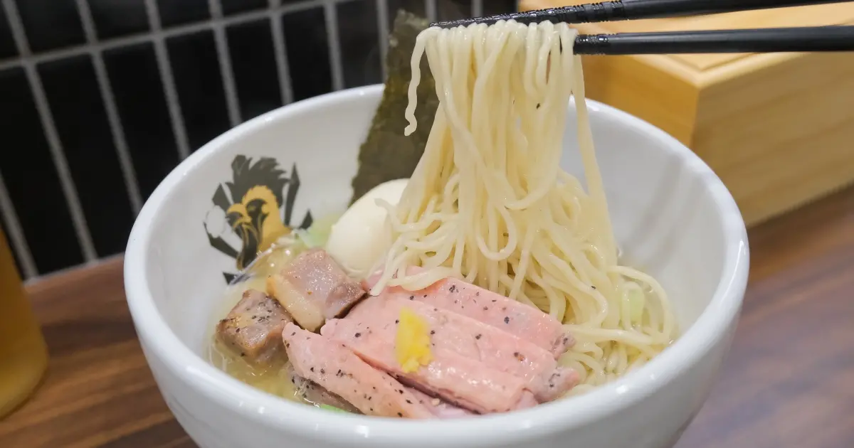 雙連站拉麵2間！日本必吃「麵魚+滿雞軒」魚骨湯 鴨高湯拉麵，膝蓋友善拉麵QRCode取號。