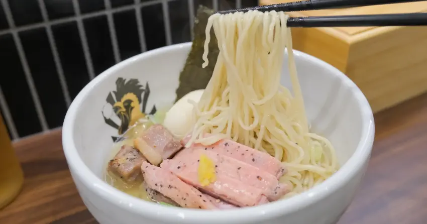 雙連站拉麵2間！日本必吃「麵魚+滿雞軒」魚骨湯 鴨高湯拉麵，膝蓋友善拉麵QRCode取號。