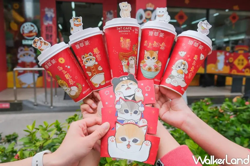 ▲7-11 現萃茶與不可思議茶BAR 推出貓福珊迪喵開運杯與喵招財杯套,折出立體貓手造型超吸睛。(攝影:張人尹)