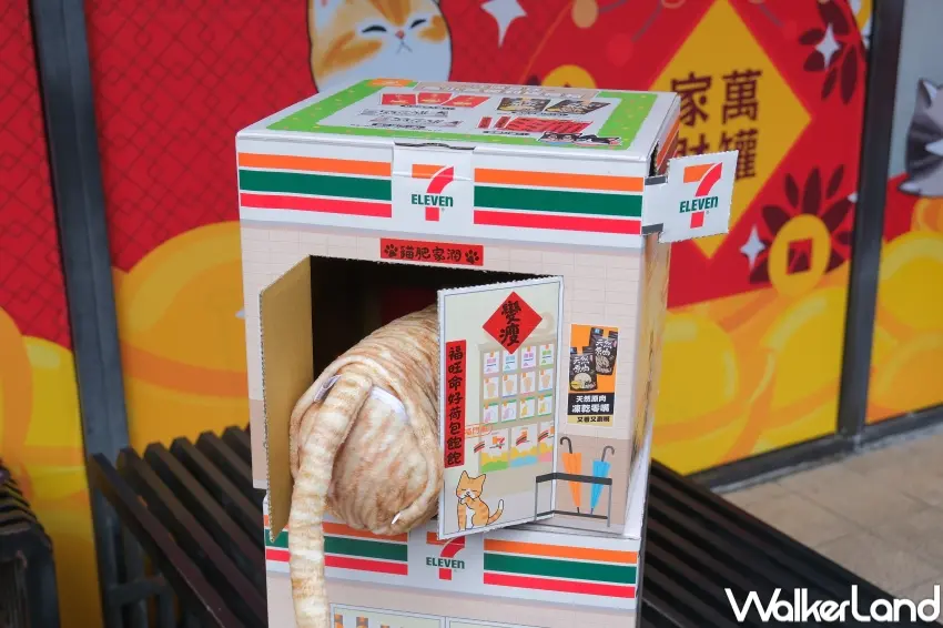 ▲7-11 獨家推出汪喵星球毛小孩便利店福箱,迷你版門市造型讓貓主子一秒變身小七店長。(攝影:張人尹)