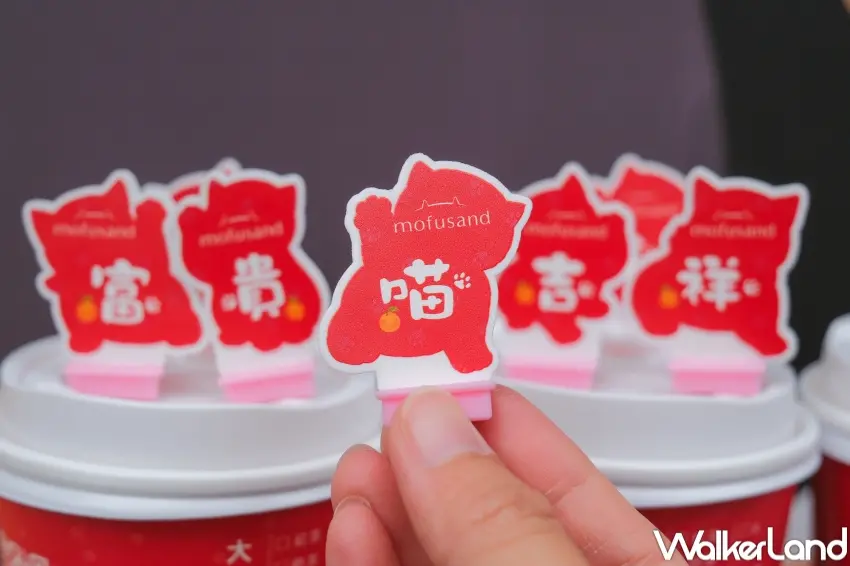 ▲7-11 喵財進寶提拉米蘇風味奶茶,前 7 萬杯可獲得貓福珊迪聯名杯塞,背面有隨機字樣。(攝影:張人尹)