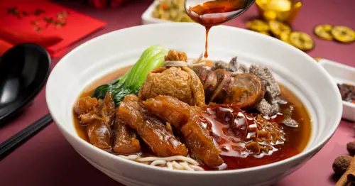 台北牛肉麵天花板再出招！台北中山希爾頓逸林開運牛雜麵限時登場，抽中大吉享65折優惠。