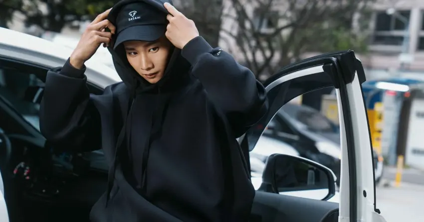 金鐘演員黃冠智演繹 SACA 碳纖維美學！2026 馬年新春輕奢穿搭指南，影帝級低調質感配件限時優惠。