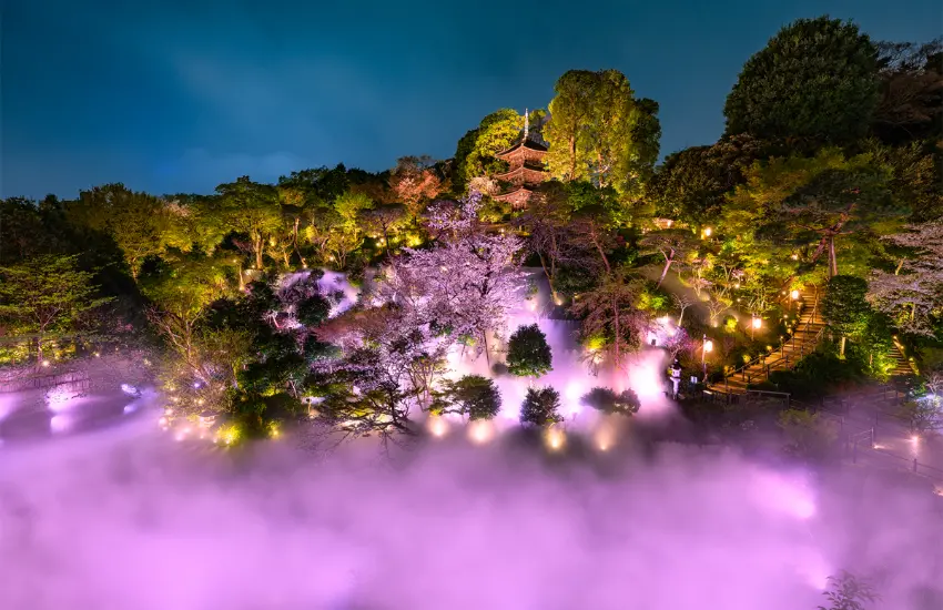 ▲利用特殊裝置在庭園中製造出雲霧繚繞的效果,讓人彷彿置身山中仙境。