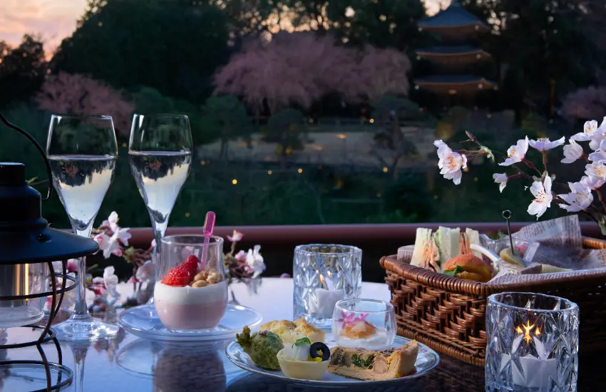 ▲3月2日起推出春季限定的「Twilight Sakura Terrace黃昏櫻花露台」豪華野餐體驗。