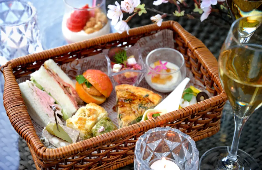 ▲野餐籃裝著10種使用春季食材製作的精緻料理。