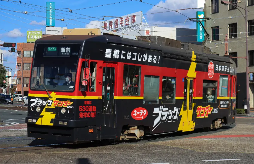 ▲豐橋鐵道指派雷神巧克力為豐橋觀光宣傳大使,並推出雷神巧克力彩繪電車。