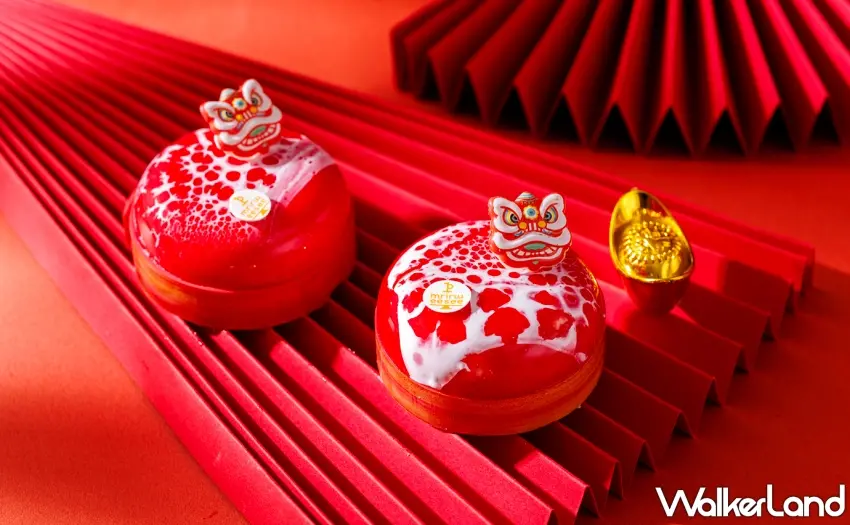 ▲色澤艷麗的「黑醋栗草莓起司」，酸甜口感如新春煙火般層次分明。圖／JR 東日本大飯店台北提供；窩客島整理