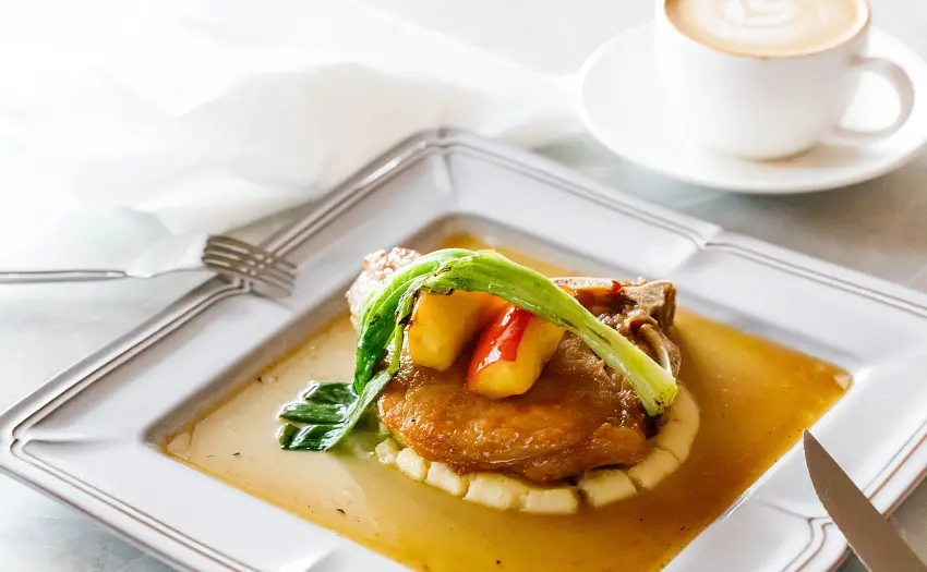 ▲驢子餐廳的經典之作「松露楓糖豬排」,展現主廚對火侯的精準掌控,透過熱奶油反覆澆淋封存飽滿肉汁。搭配香醇的松露楓糖醬汁與香煎蘋果片,在甜鹹交織間勾勒出細膩層次。 圖/驢子餐廳提供;窩客島整理