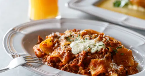 2026年節聚餐首選！驢子餐廳「驢子+1」活動開跑，點爐烤豬排即贈澳洲氣泡飲，私心必買華泰太陽鳳梨酥。