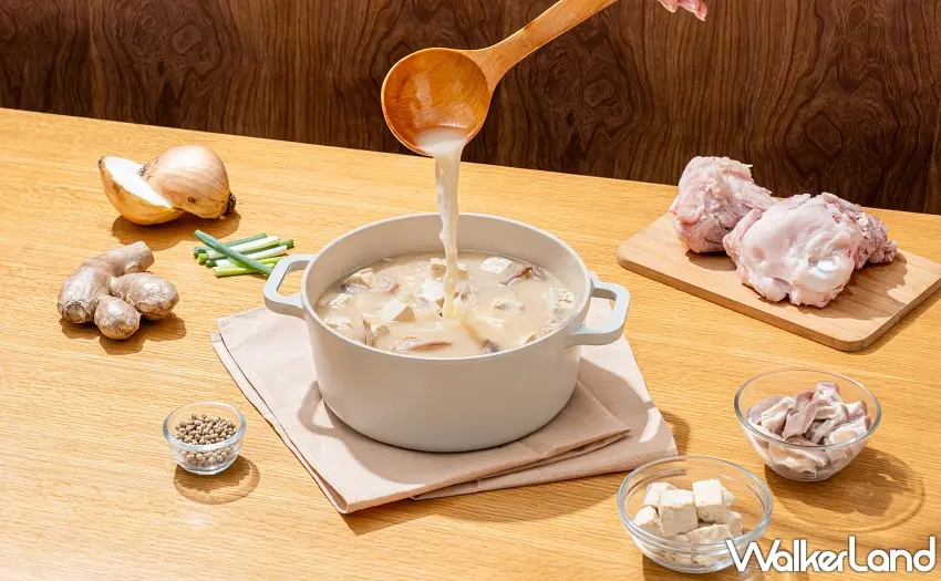 ▲「濃雞白湯火鍋湯底」是少見的溫潤系湯底,選用雞骨長時間熬煮,適合全家大小在一年四季享用 。圖/金車 my 料理所提供;窩客島整理