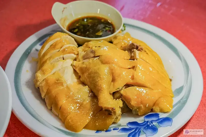 苗栗頭份永昇客家小館，七道菜不到三千元，必吃招牌土雞配桔醬。