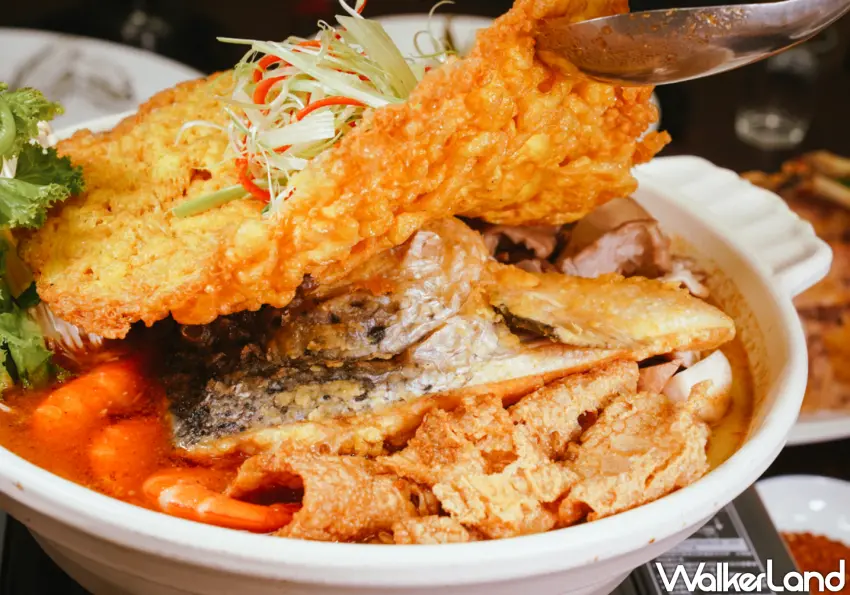 ▲砂鍋魚頭下層鋪滿鮭魚頭、蝦子與蔬菜，料多實在。（美食好芃友提供）